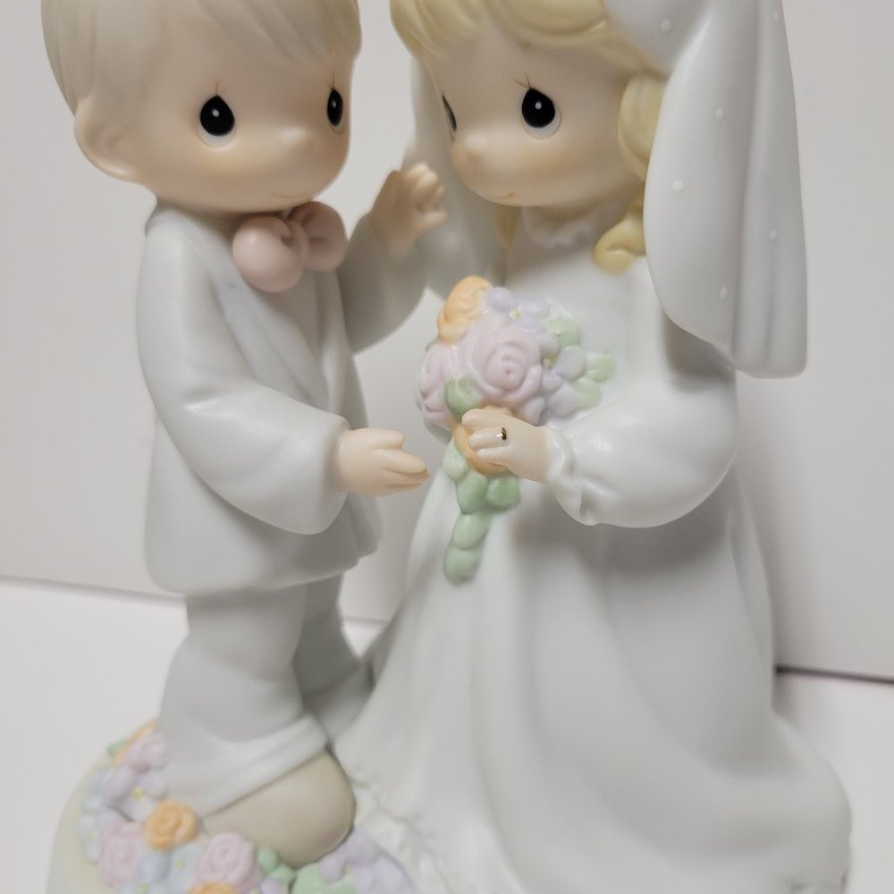 Precious Moments figurine "I Give You My Love Forever True"